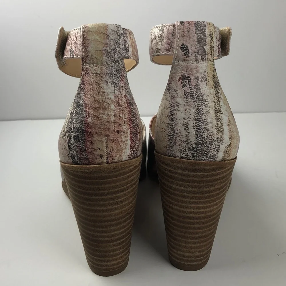 NEW Vince Camuto Deedriana Peep Toe Wedges 8